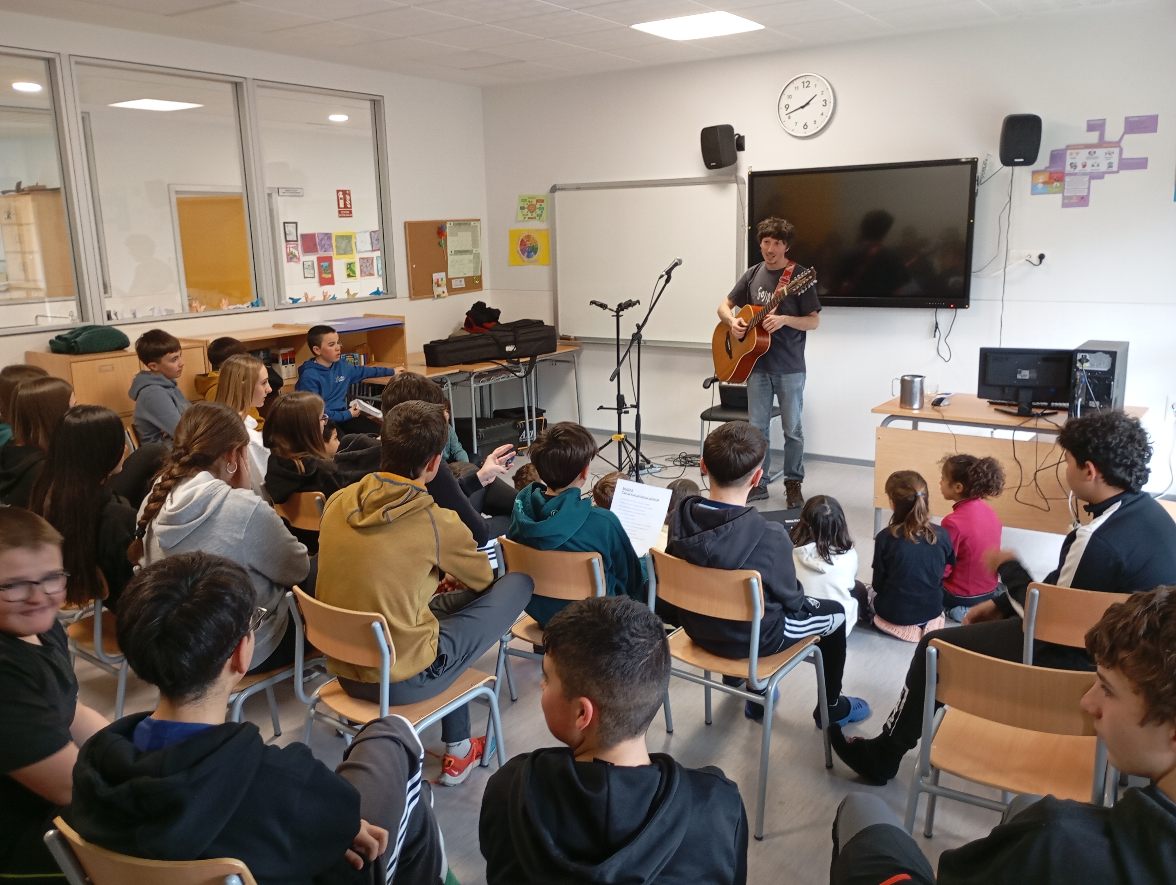El cantante Paxkal Irigoyen en nuestro instituto
