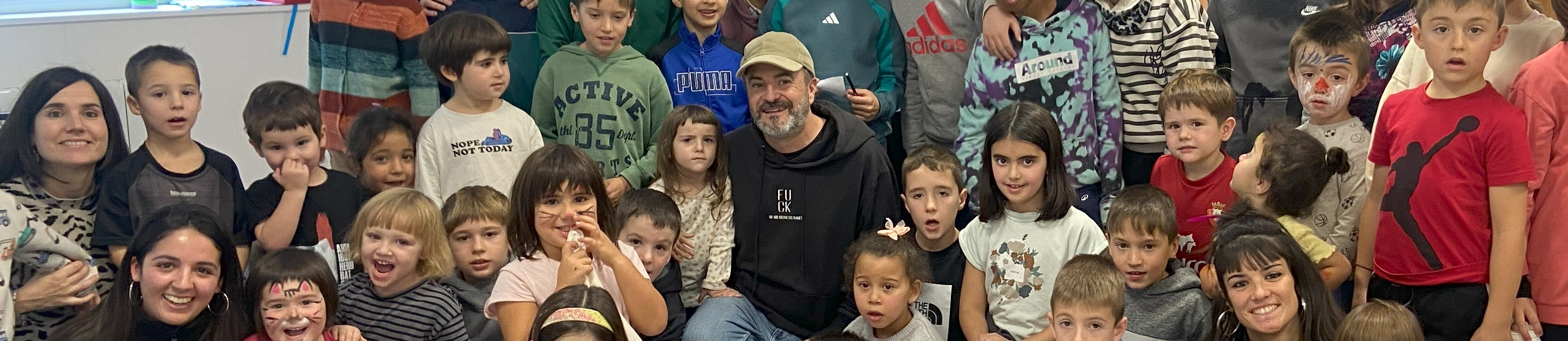 Eñaut Elorrieta Erronkaribarko ikasleekin